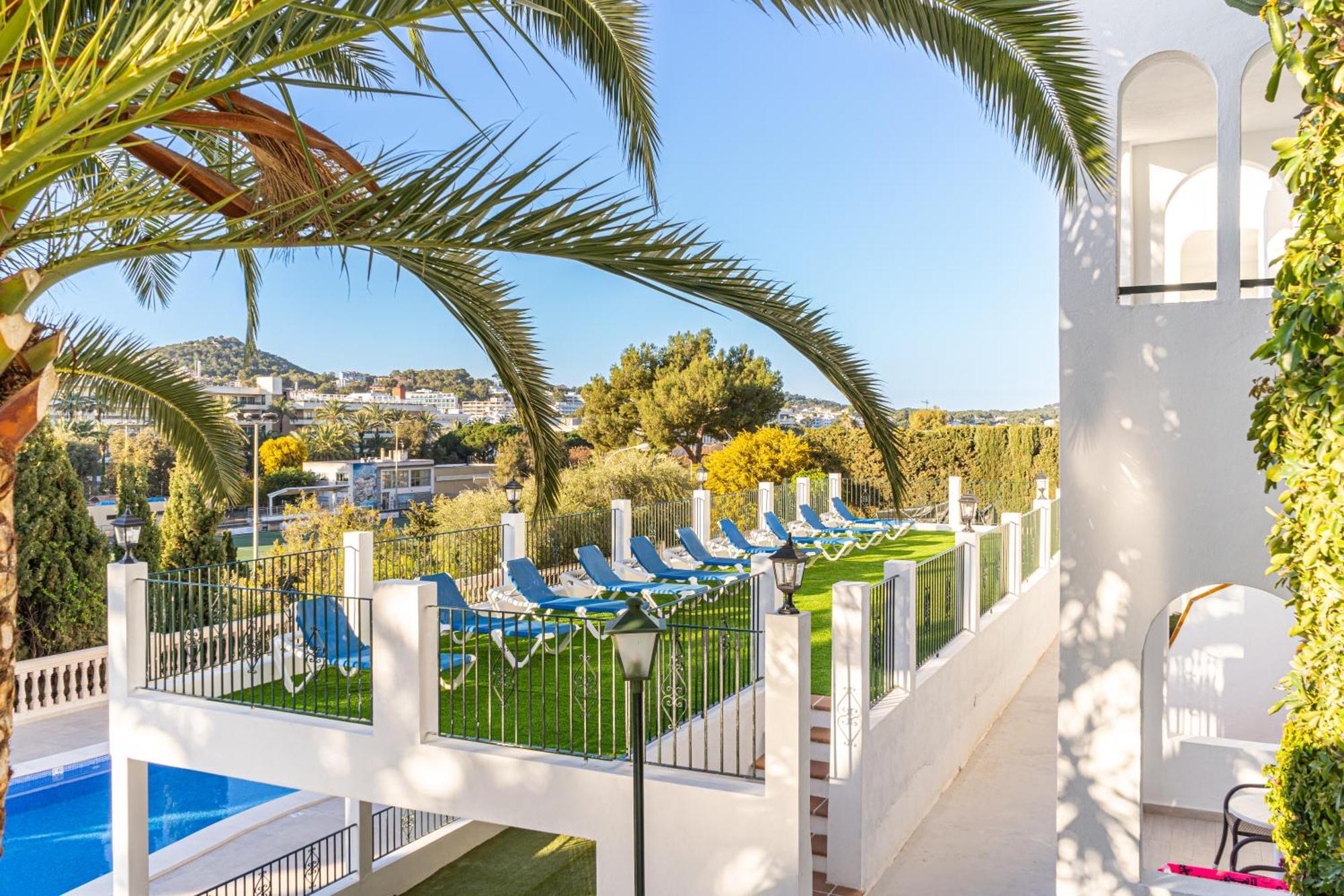 Aparthotel Holiday Center Санта Понса Екстериор снимка