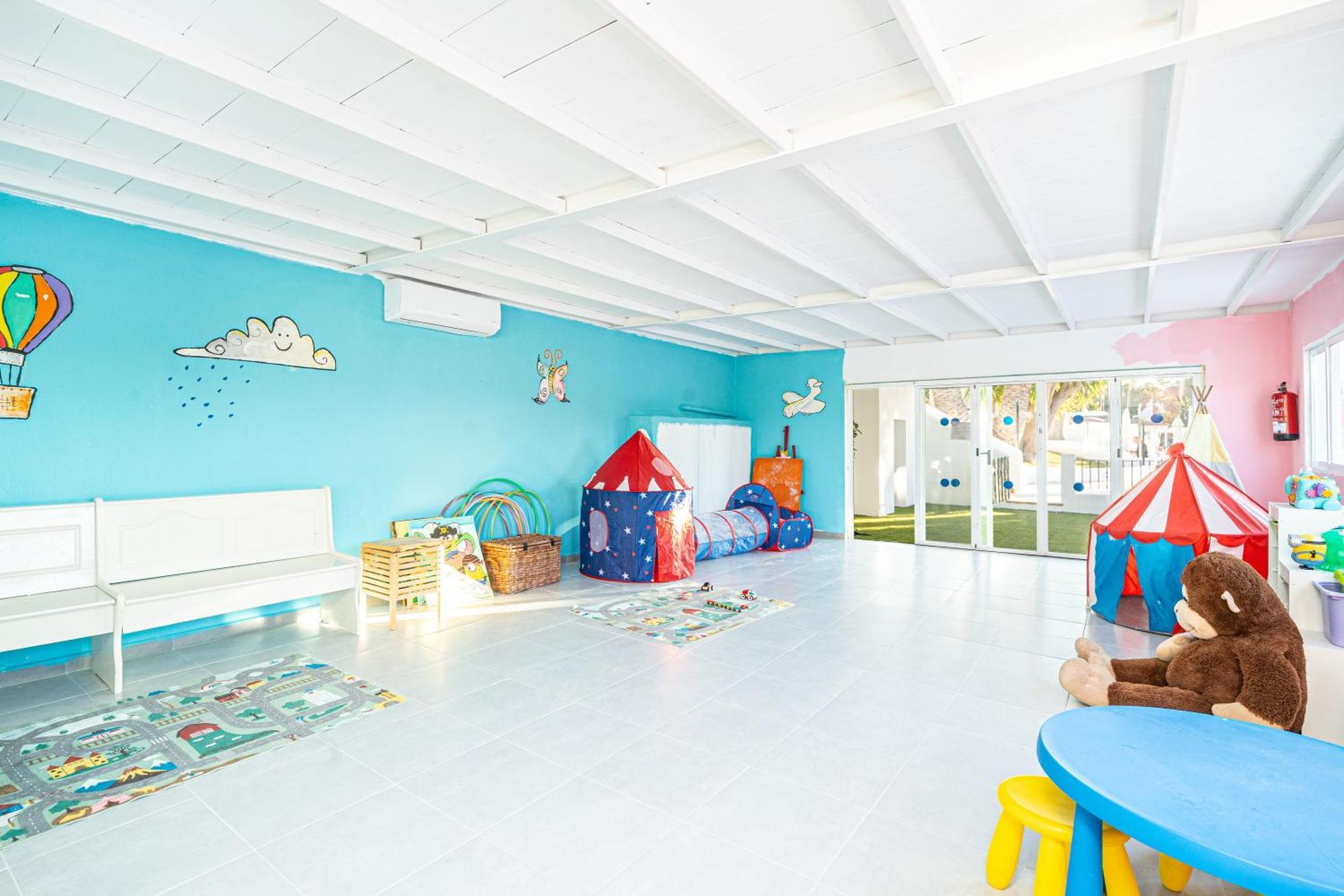 Aparthotel Holiday Center Санта Понса Екстериор снимка
