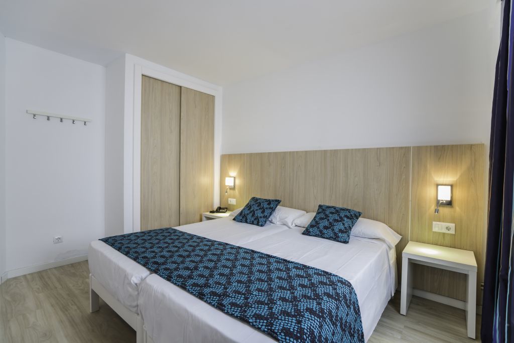 Aparthotel Holiday Center Санта Понса Екстериор снимка